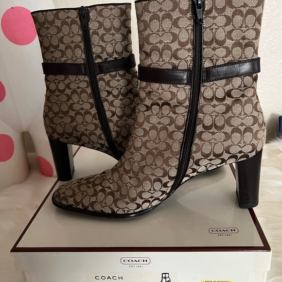 COACH size 9.5 width M in color Khaki/Mahogany Bibi small logo C’s. Lower calf - Picture 7 of 9